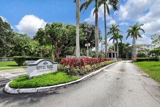 105 Royal Pk Dr in Oakland Park, FL - Building Photo - Building Photo