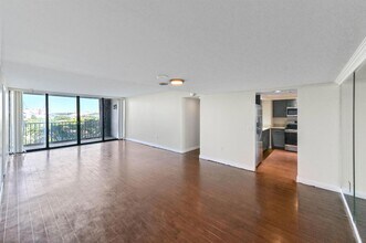 5600 N Flagler Dr, Unit 5060 in West Palm Beach, FL - Building Photo - Building Photo