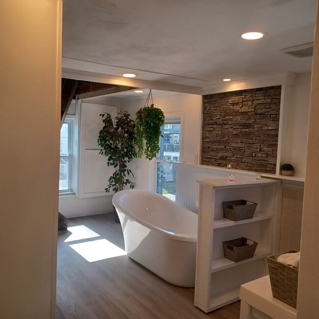 104 Hill Ave, Unit top floor