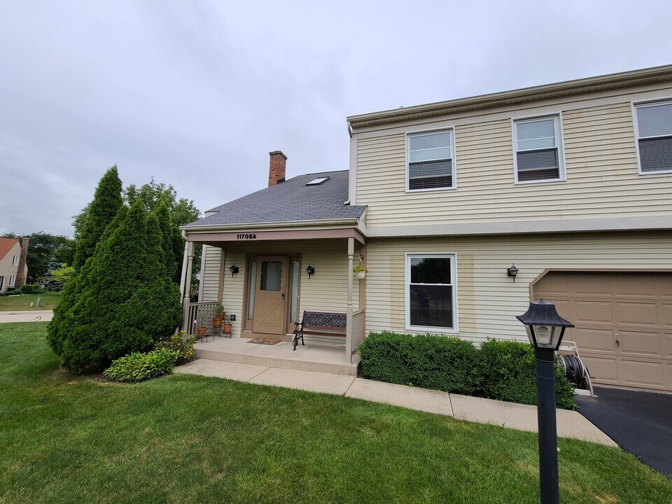 11708 Daniel Ln in Huntley, IL - Building Photo