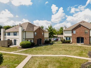 TOWNHOMES AT MCNAUGHTEN in Columbus, OH - Foto de edificio - Building Photo