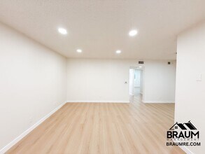 221 W Elm Ave in Burbank, CA - Building Photo - Building Photo