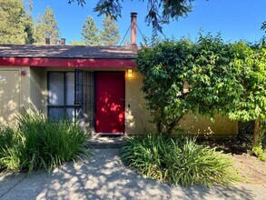 49 Redwood Ct in Santa Rosa, CA - Building Photo - Building Photo