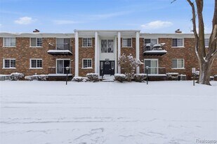 39435 Van Dyke Ave in Sterling Heights, MI - Building Photo