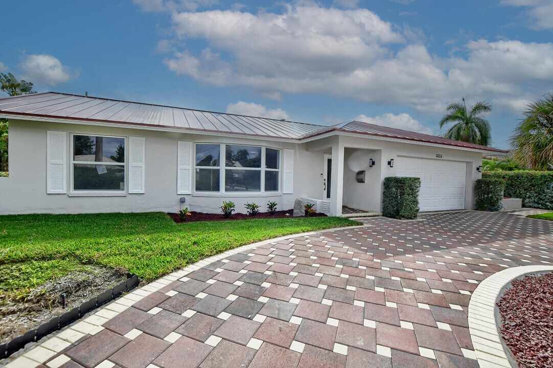 800 W Camino Real in Boca Raton, FL - Building Photo