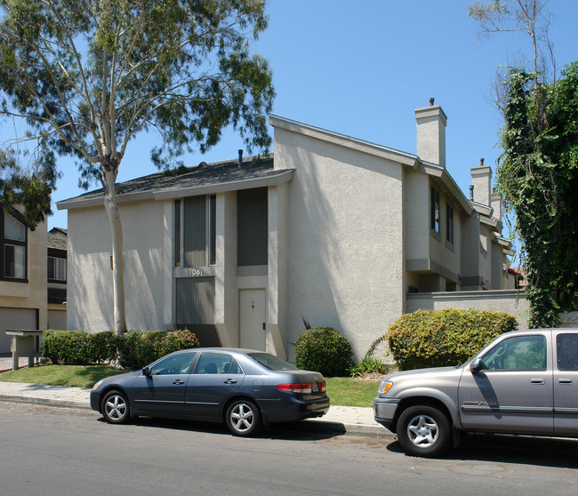 17081 Green St in Huntington Beach, CA - Building Photo - Building Photo