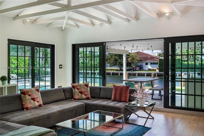 property at 524 Oleander Dr