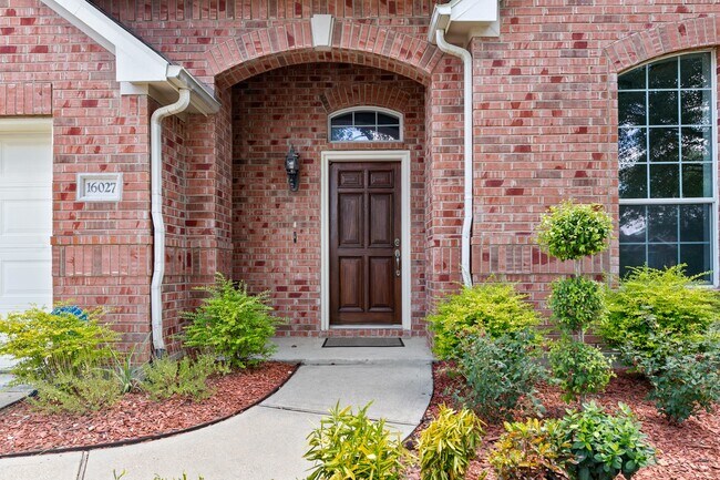 16027 Belleshire Ln in Houston, TX - Building Photo - Building Photo