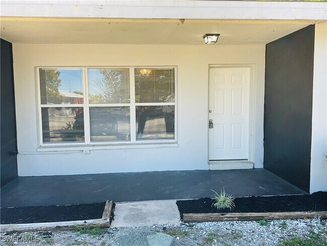 4919 York St in Cape Coral, FL - Foto de edificio - Building Photo