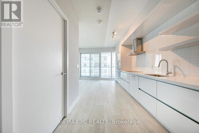 2221 Yonge St in Toronto, ON - Building Photo - Building Photo