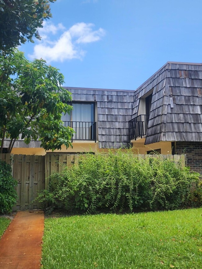 1690 Forest Lakes Cir in West Palm Beach, FL - Building Photo - Building Photo