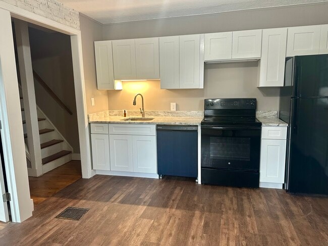 24 Knighton St in Manchester, CT - Building Photo - Building Photo