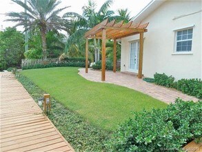 2561 Old Donald Ross Rd in Palm Beach Gardens, FL - Building Photo - Building Photo