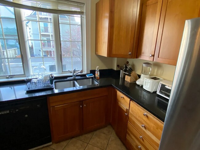 27R Albion St, Unit 2 in Somerville, MA - Building Photo - Building Photo