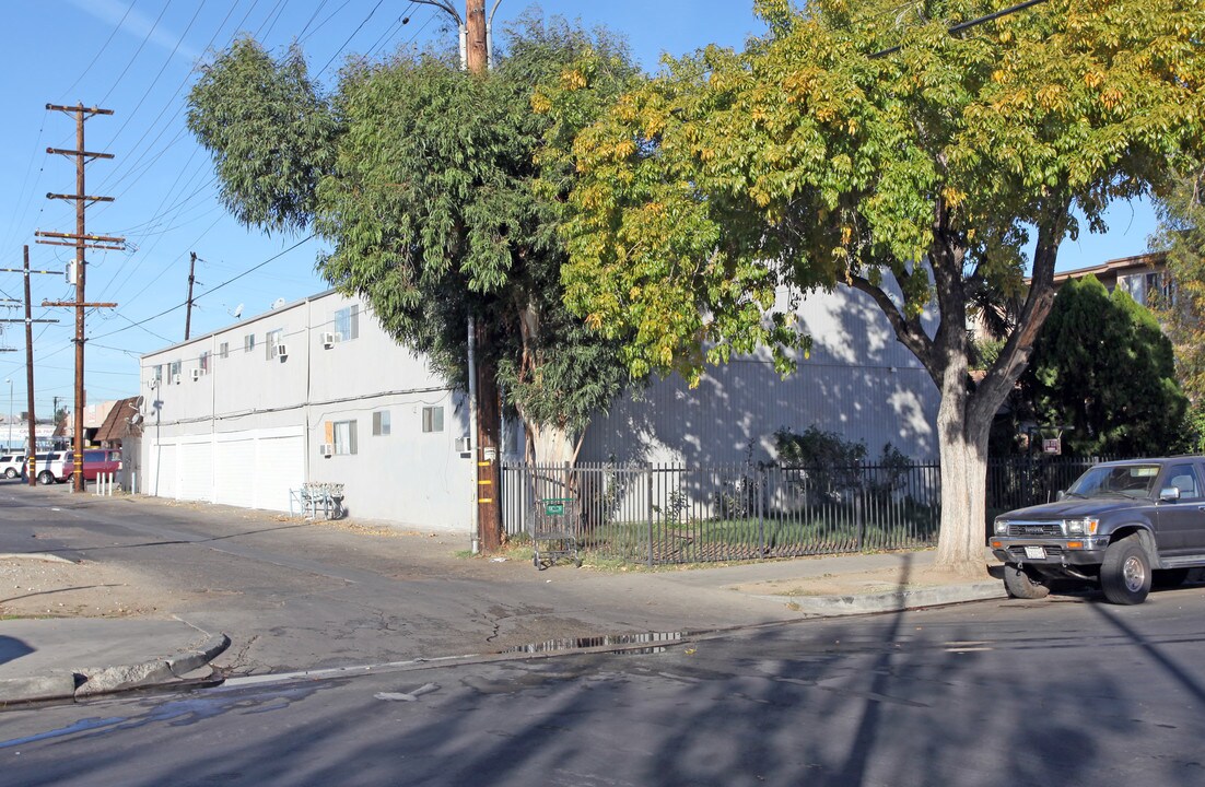 7227 Milwood Ave in Canoga Park, CA - Foto de edificio