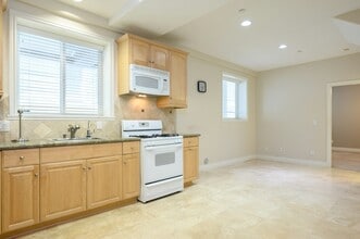 217 S Irena Ave in Redondo Beach, CA - Building Photo - Building Photo