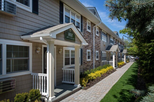 801 Long Island Ave in Deer Park, NY - Building Photo - Building Photo