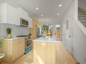20 NE Monroe St in Portland, OR - Foto de edificio - Building Photo