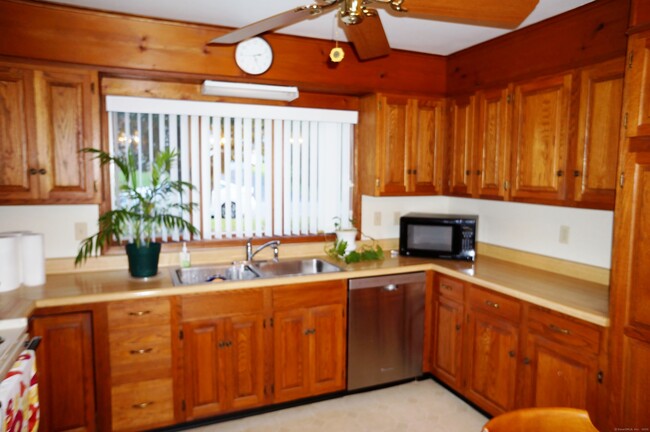 4 Bonnette Dr in Bethel, CT - Building Photo - Building Photo