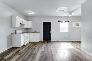 438 S San Joaquin Ave in San Antonio, TX - Building Photo