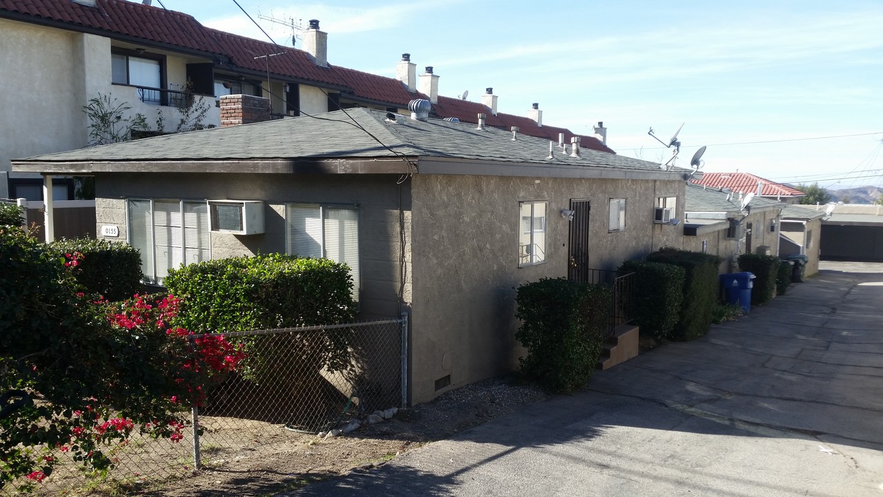 10153 Samoa Ave in Tujunga, CA - Building Photo