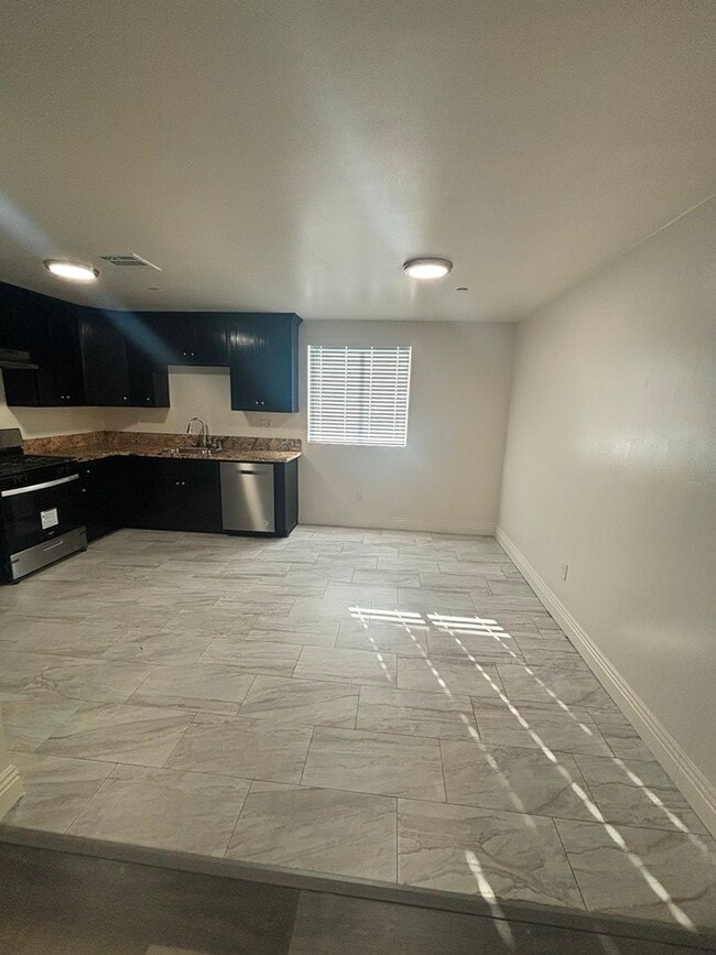 1229 W Gage Ave in Los Angeles, CA - Foto de edificio - Building Photo