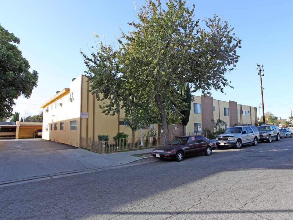 19248 Bryant St in Northridge, CA - Foto de edificio