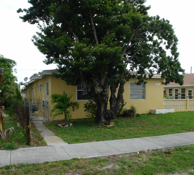 1935-1937 Mckinley St in Hollywood, FL - Building Photo - Building Photo