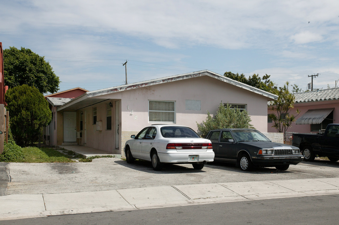 125 W 6th St in Hialeah, FL - Foto de edificio