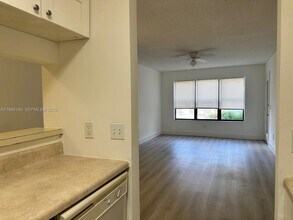 4201 W McNab Rd in Pompano Beach, FL - Foto de edificio - Building Photo