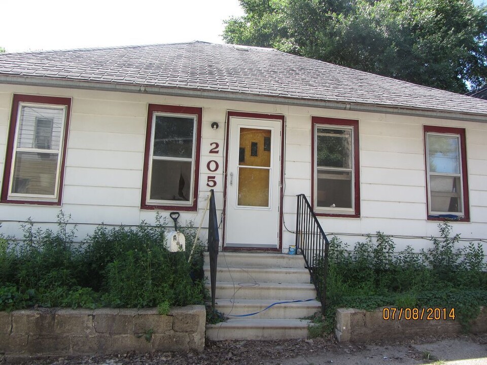 205 Maplewood St in Waterloo, IA - Building Photo