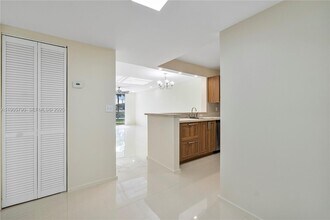 2820 Somerset Dr in Lauderdale Lakes, FL - Building Photo - Building Photo