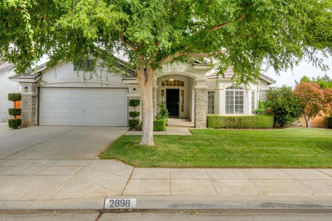 2898 E Pryor Dr in Fresno, CA - Building Photo