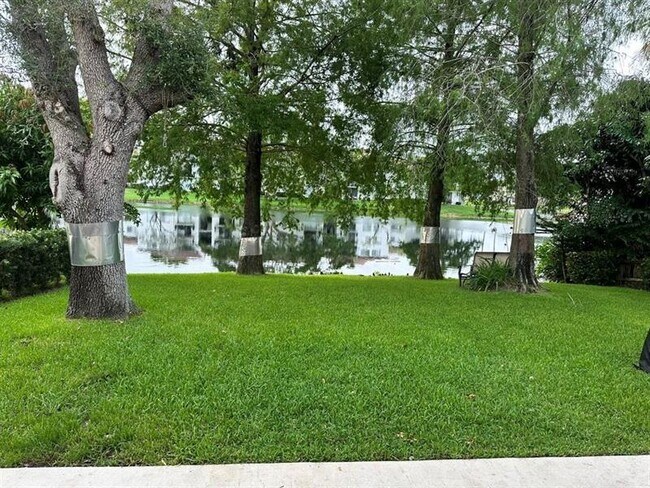 9821 NW 22nd St in Pembroke Pines, FL - Foto de edificio - Building Photo