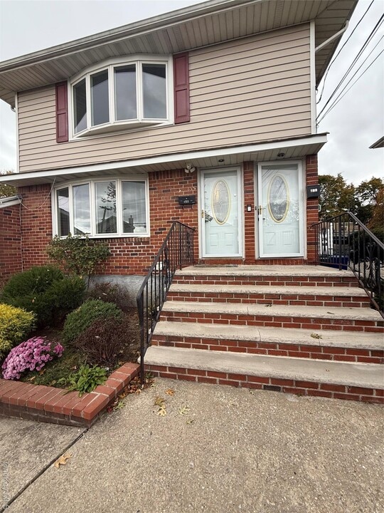 472 Kirkman Ave in Elmont, NY - Building Photo