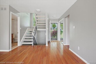 5321 Fairway Ln in West Bloomfield, MI - Foto de edificio - Building Photo