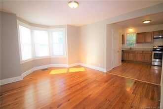 153 Quaker Ln S in West Hartford, CT - Building Photo - Building Photo