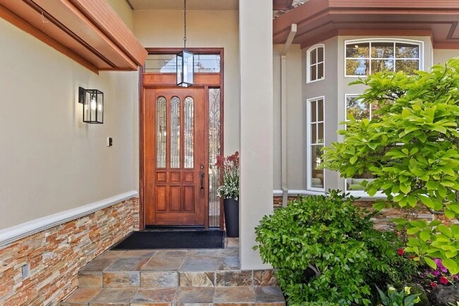 2124 Oakley Ave in Menlo Park, CA - Foto de edificio - Building Photo