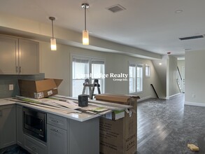 43 Wright Ave, Unit 2 in Medford, MA - Foto de edificio - Building Photo