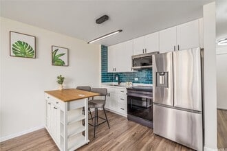 2345 Ala Wai Blvd in Honolulu, HI - Building Photo - Building Photo