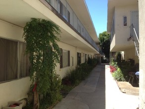 Sunny Lane Apartments in Van Nuys, CA - Building Photo - Building Photo