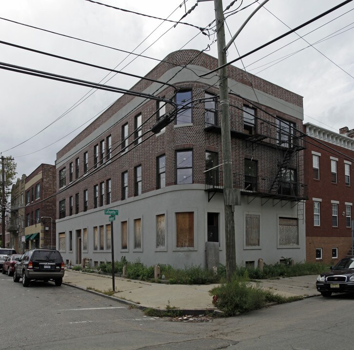 215 Woodward St in Jersey City, NJ - Foto de edificio