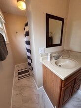 4 Princeton Ave, Unit 4 Princeton Avenue in Easthampton, MA - Foto de edificio - Building Photo