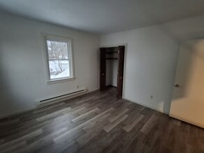 22 Gold St, Unit Easy Uconn Commute in Stafford Springs, CT - Building Photo - Building Photo