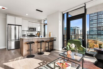 1125 W Van Buren St in Chicago, IL - Building Photo - Building Photo