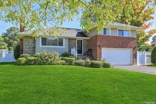 41 Eaton Rd in Syosset, NY - Building Photo