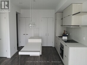 197 Yonge St in Toronto, ON - Building Photo - Building Photo