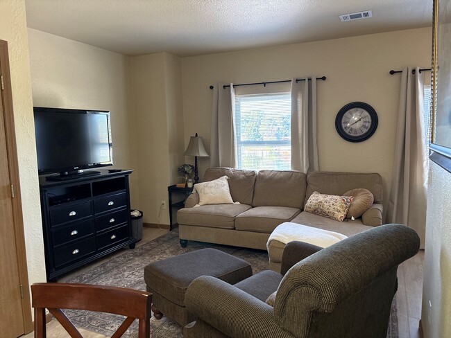 125 W Main St, Unit A in Omro, WI - Foto de edificio - Building Photo