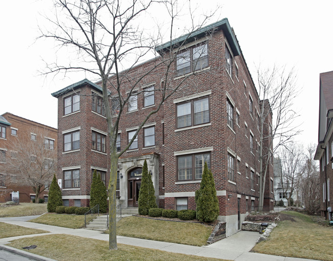 Versailes Apartments in Milwaukee, WI - Building Photo - Building Photo