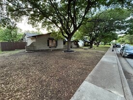 1221 Holt Ave in Desoto, TX - Building Photo